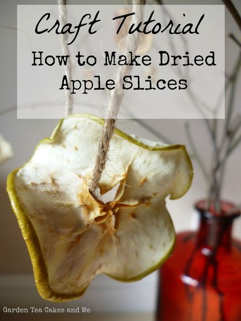 Autumn crafts how to make decorative dried apple slices tutorial Autumn Interiors, Dried Apple Slices, Dried Apple Rings, Cabin Christmas Decor, Dehydrated Apples, Apple Christmas, Apple Rings, Apple Decorations, Craft Stalls