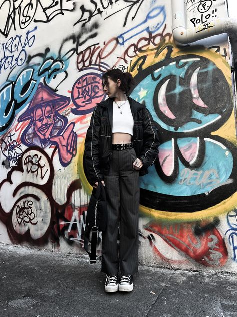 Street Fashion Poses Women, Posing With Graffiti Wall, Graffiti Art Photoshoot, Mural Photoshoot Ideas, Graffiti Poses Photo Shoot, Street Wear Fashion Photography, Street Style Photography Ideas, Graffiti Fashion Photography, Street Photo Aesthetic