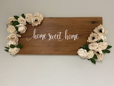 Wood Signs With Flowers, Felt Crafts Dolls, Wedding Invitation Posters, Cheer Up Gifts, Floral Signs, Scrap Wood Crafts, Wood Signs For Home, Farmhouse Crafts, Diy Wood Signs