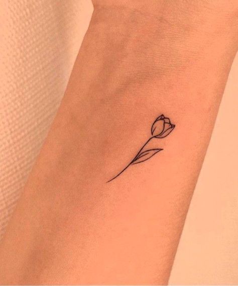 Tulip Mehndi Designs, Tulips Tattoo Small, Tiny Tulip Tattoo, Small Cute Tattoo Ideas, Small Tulip Tattoo, Tiny Flower Tattoo, Tulip Tattoos, Small Flower Design, Basic Tattoos