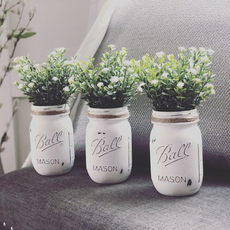 Bridal Shower Centerpiece, Holiday Mason Jar, Blue Wedding Centerpieces, Distressed Mason Jars, Mason Jar Kitchen, Farmhouse Vase, Kitchen 2022, White Floral Arrangements, Kitchen Table Centerpiece