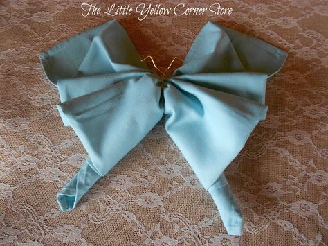 The Little Yellow Corner Store: Butterfly Napkin Folding Tutorial Easter Napkin Folding, Coffee Bridal Shower, Napkin Folding Tutorial, Fancy Napkin Folding, Creative Napkins, Quince Decorations, Easter Napkins, Quinceanera Decorations, Corner Store