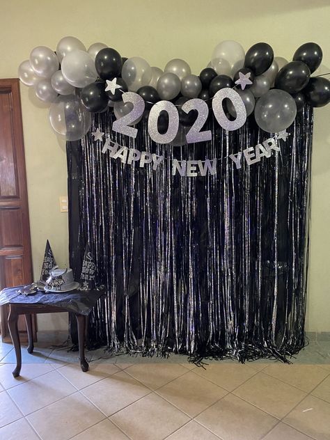 New Year Backdrop Ideas, Diy New Years Party, New Year's Eve Backdrop, Happy New Year Decoration, Kids New Years Eve, New Year Backdrop, Christmas Balloon Decorations, New Year Decorations, Happy New Year Photo