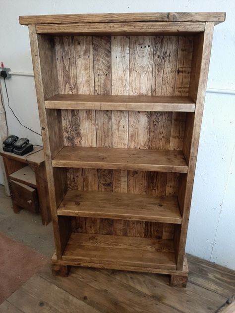 Bookshelf Legs Diy, Reclaimed Wood Bookshelf, Wooden Bookshelf Diy, Rustic Bookshelves Diy, Cedar Bookcase, Wooden Bookshelf Design, Homemade Bookshelf, Rustic Book Shelf, Pallet Bookcase