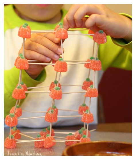 Building Structures with Candy Pumpkins - Lemon Lime Adventures Fall Stem Challenges, Halloween Stem Challenge, Science Halloween, Easy Halloween Games, Candy Pumpkins, Halloween Stem Activities, Candy Experiments, Halloween Stem, Stem Projects For Kids