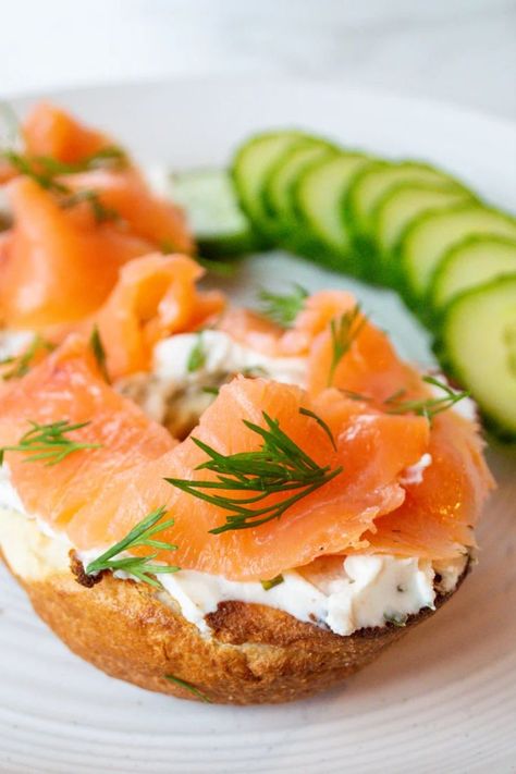 Mini Bagels With Smoked Salmon, Lox Bagel Recipe, Kite Hill Cream Cheese, Cafe Meals, Salmon Cream Cheese Bagel, Bagel Ideas, Gourmet Brunch, Lent Food, Bagel Sandwich Recipes