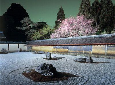 The simplistic perfection of Ryoanji Japan Indoor Zen Garden, Ryoanji, Japanese Rock Garden, Garden Japanese, Zen Rock Garden, Zen Rock, Zen Garden Design, Japanese Zen Garden, Famous Gardens