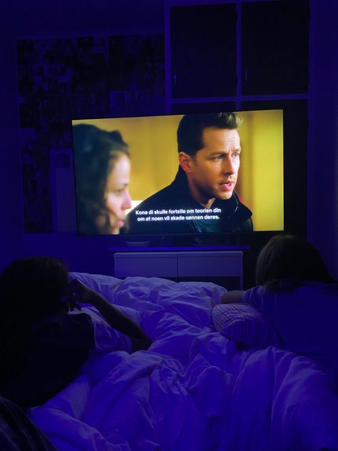 Watching Movie With Friends Aesthetic, Movie Night With Friends At Home, Home Movie Night Aesthetic, Home Movie Date Aesthetic, Bff Movie Night, Friends Watching Movies Aesthetic, Movie Night Aesthetic Friends, Watching Movies Aesthetic Night, Watching A Movie Aesthetic