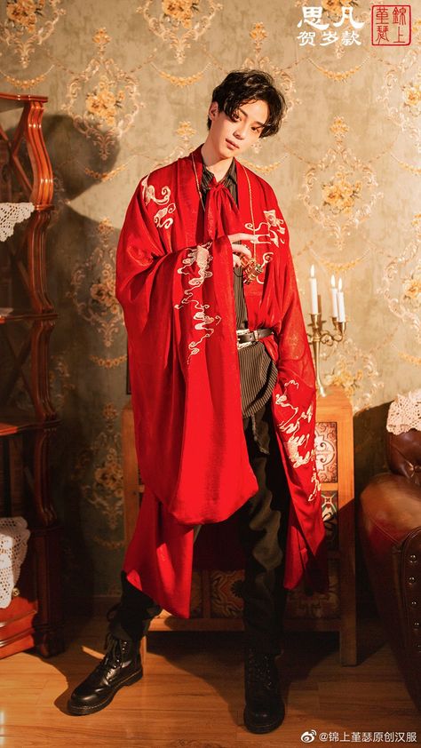 Chinese New Year Clothes Men, Chinese New Year Outfit Men, Kanto Aesthetic, Japanese Traditional Clothing Men, Hanfu Poses, Asian Aesthetic Outfits, Chinese Outfits Traditional, Chinese Men Fashion, Chinese Fashion Men