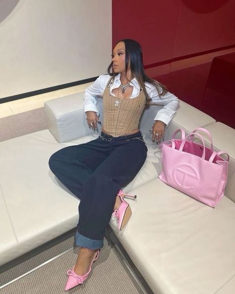 Winter Outfit With Boots, Photoshoot Fits, Realtor Outfits, Bday Photoshoot, Cute Professional Outfits, Corporate Baddie, Silvester Outfit, 35th Birthday, 19th Birthday