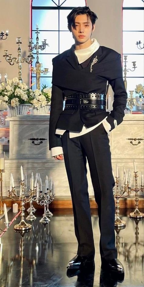 Sunghoon Prince Outfit, Sunghoon Outfit Ideas, Sunghoon Outfits, Sunghoon Stage Outfit, Kpop Red Carpet, Sunghoon Stage Photos, Sunghoon On Stage, Enhypen Members Park Sunghoon, Red Carpet Outfits