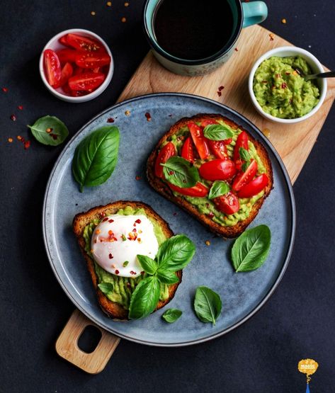 Avocado toasts with eggs and tomatoes Healthy Diners, Avocado Toasts, Plate Presentation, Food Stand, Chocolate Bundt Cake, Backdrop Ideas, Food Stands, Easy Cheap, Poached Eggs