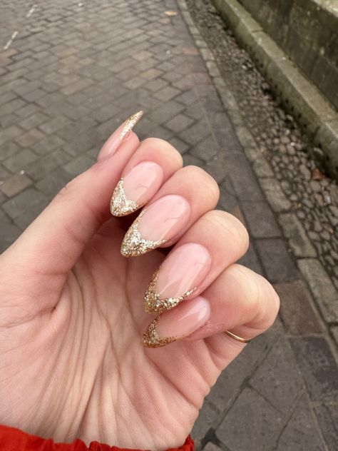 Gala Nails Simple, Acrylic Nails To Match Gold Dress, Glittery Gold French Tip Nails, Gold Glitter French Tip Nails Almond, Nude Nails For Wedding, Gold Glitter French Tip Nails, Prom Nails Gold, Gold Glitter French Tips, Gel Nails Easter