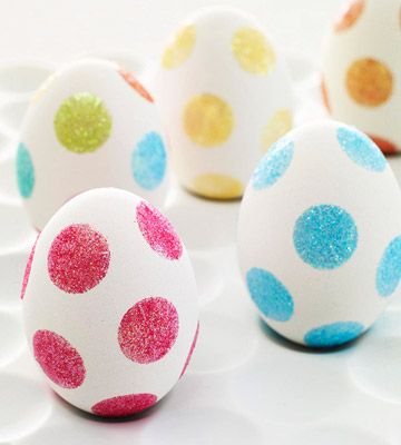 There's no need to dye these pretty eggs! We've used double-sided adhesive and glitter to get this look. Diy – Velikonoce, Decorated Eggs, Easter Egg Dye, Spring Holidays, Easter Time, Easter Egg Decorating, Hoppy Easter, Glue Dots, Egg Decorating