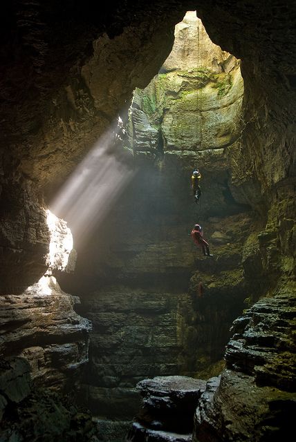 Descending into Stephens Gap Cave in northern Alabama, USA Beautiful World, Wonders Of The World, In The Middle, The Great Outdoors, Outdoors Adventure, Trekking, Places To See, Alabama, The Middle