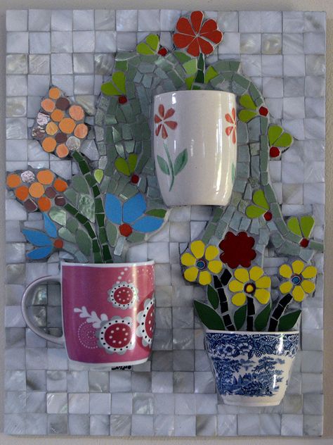 Happy mugs, the flowers are already inside... Teacup Mosaic, Mixed Media Mosaic, Mosaic Flower Pots, Mosaic Art Projects, Mosaic Madness, Mosaic Stained, Mosaic Pictures, Mosaic Flowers, Mosaic Artwork