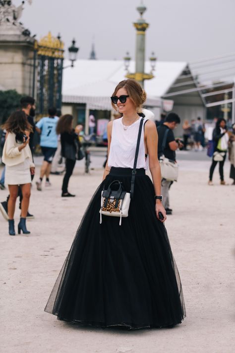 theblondsideoflife:  topshop:  Chiara Ferragni knows the power of a full skirt.   Sure she does Tule Rok Outfits, Black Tulle Skirt Outfit, Rok Tutu, Tulle Skirts Outfit, Tule Rok, Long Tutu, Tulle Skirt Black, Elegante Y Chic, Maxi Skirt Outfits