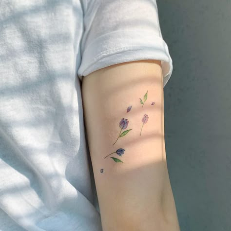 Cute Tattoos For Forearm, Tattoo Tulip, Spring Tattoo, Tattoo Rings, Tattoos Floral, Colorful Flower Tattoo, Tattoo Music, Tulip Tattoo, Belly Tattoos