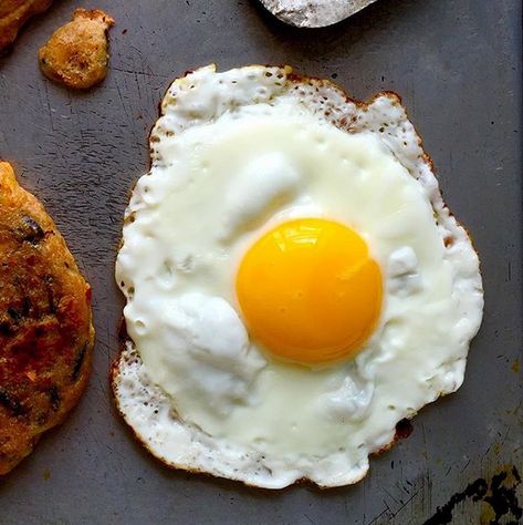 Foto Bar, Huevos Fritos, Green Eggs And Ham, Power Foods, Green Eggs, Egg Breakfast, An Egg, Hard Boiled Eggs, Fried Egg