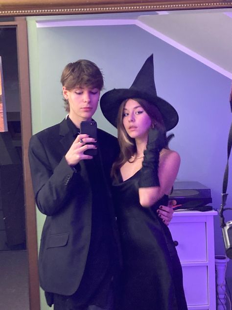 Witch And Vampire Couple Costume, Couple Witch Costume, Witch Costume Couple, Witch And Vampire Couple, Halloween Aesthetic Disfraz, Witch Couple Costume Halloween, Vampire Couple Halloween, Vampire Aesthetic Costume, Witch Custome