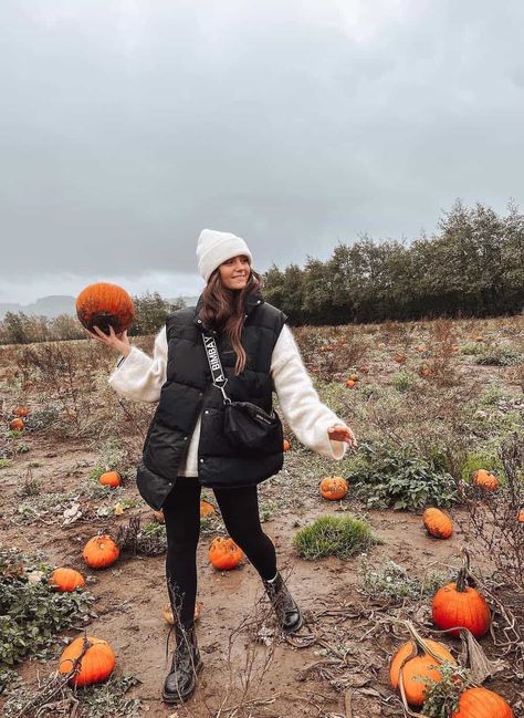 Cozy Pumpkin Patch Outfits, Chic Pumpkin Patch Outfit, Cold Pumpkin Patch Outfit, Pumpkin Patch Outfit Doc Martens, Pumpkin Patch Outfit Cold Weather, What To Wear To A Pumpkin Patch, Cute Pumpkin Patch Outfits, Pumpkin Patch Outfit Women, Cute Cozy Outfits