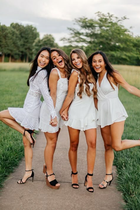 Mothers Day Photoshoot, Cap And Gown Senior Pictures, Sorority Photoshoot, Homecoming Poses, Cap And Gown Pictures, Group Photo Poses, Group Picture Poses, College Graduation Pictures Poses, Senior Posing