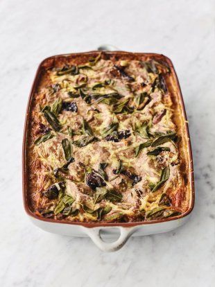 A beautiful vegan lasagne with layers of pasta, rich tomato, Chiantu ragù and a creamy mushroom sauce. Vegan Cheddar Cheese, Lasagne Recipes, Vegan Lasagna, Seasonal Salad, Vegan Cheddar, Jamie Oliver Recipes, Creamy Mushroom Sauce, Minced Meat, Veg Recipes