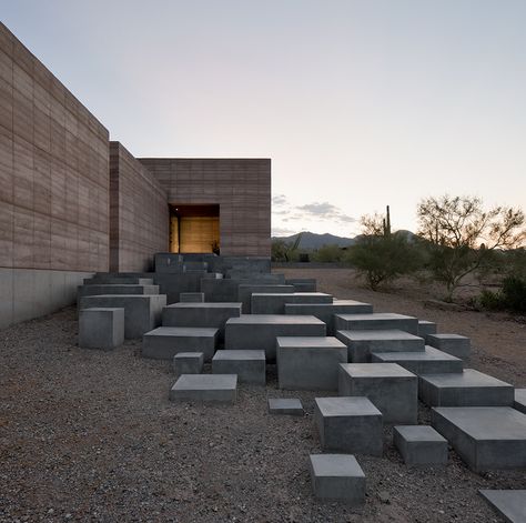 A series of sculptural concrete steps greets visitors and leads them to the main entrance Rammed Earth Homes, Arizona Landscape, Rammed Earth, Have Inspiration, Earth Homes, Design Exterior, Mountain Retreat, Modern Buildings, Architectural Digest