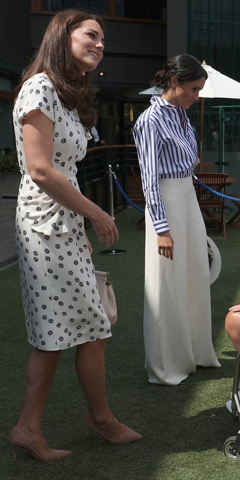 Duchess Catherine of Cambridge  and Duchess Meghan of Sussex at Wimbledon Ducesa Kate, Herzogin Von Cambridge, Angelique Kerber, Duchess Meghan, Princess Meghan, Prins Harry, Prince Harry And Megan, Meghan Markle Prince Harry, Kate And Meghan