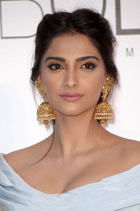 Sonam Kapoor Hairstyles, Bridal Hairdos, Sonam Kapoor Fashion, Neeta Lulla, Indian Bridal Fashion, Sonam Kapoor, Indian Bollywood, Indian Hairstyles, Beautiful Smile Women