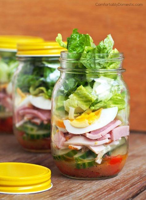 Chef-Salad-in-a-Jar is a healthy, balanced meal that's easy to prepare ahead of time and travels well without getting soggy. Mason Jar Lunch, Salad Jar Recipe, Jar Salad, Mason Jar Salad Recipes, Jar Recipes, Chef Salad, Breakfast Low Carb, Resep Salad, Protein Packed Meals