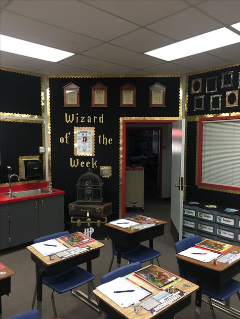 I would love to do a classroom like this. I just wonder where they found the templates etc. Harry Potter Office Decor, Harry Potter Classroom Theme, Harry Potter Office, Office Birthday Decorations, Harry Potter Classes, Classe Harry Potter, Harry Potter School, Harry Potter Classroom, Classroom Decor High School