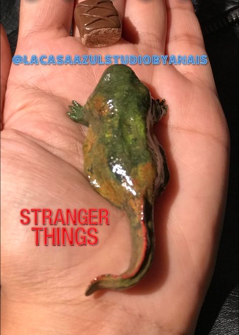 Stranger things Dart & chocolate PIN https://www.etsy.com/shop/LaCasaAzulSTUbyAnais on instagram @lacasaazulstudiobyanais Dart From Stranger Things, Stranger Things Clay Art, Stranger Things Craft Ideas, Stranger Things Clay Ideas, Stranger Things Clay, Stranger Things Manualidades, Manualidades Stranger Things, Stranger Things Crafts, Dart Stranger Things