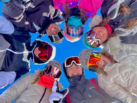 Snowboarding Group Picture, Snow Group Pictures, Ski Group Photo, Group Ski Trip, Snowboarding Pics With Friends, Ski Pictures With Friends, Friendgroup Photo, Skiing Pictures With Friends, Cute Snow Pics