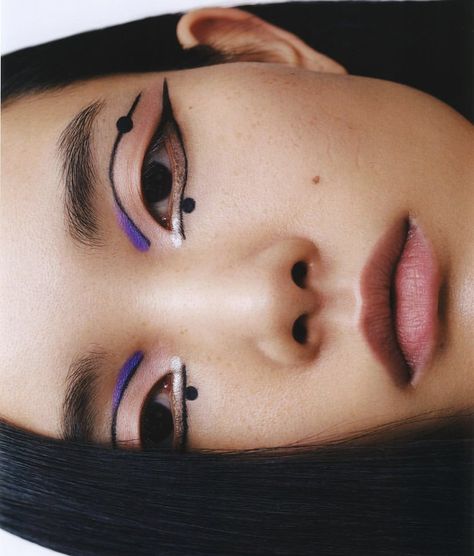 Asexual Makeup, Weird Eyeliner, Abstract Eye Makeup, Rave Eye Makeup, Graphic Makeup Looks, Unique Eyeliner Looks, Abstract Makeup Looks, Graphic Eye Makeup, Artsy Makeup Look