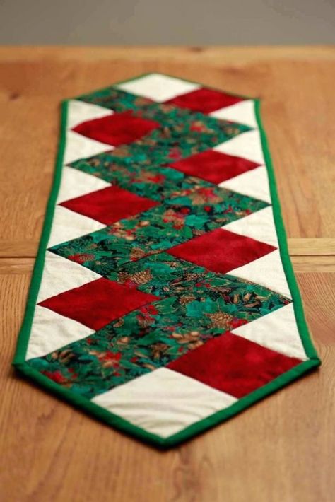 Xmas Table Runners, Christmas Table Runner Pattern, Colchas Quilting, Christmas Quilting Projects, Quilted Table Runners Christmas, Table Runner Christmas, Christmas Table Toppers, Runner Pattern, Patchwork Table Runner