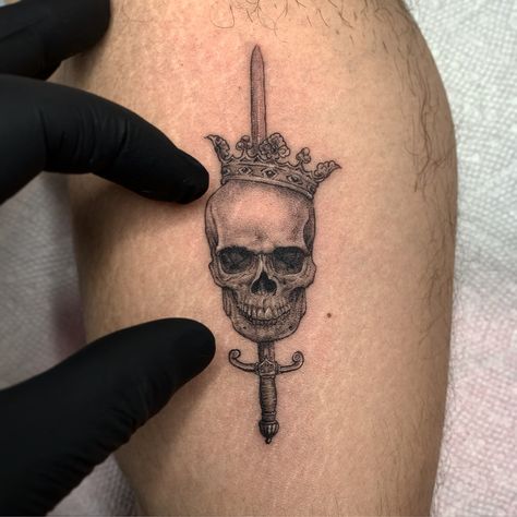 Single needle skull and crown mini realism tattoo by @danielcollinsart Small Skull Tattoos For Men, Micro Skull Tattoo, Mini Realism Tattoo, Skull And Crown Tattoo, Skull And Crown, Tiny Skulls Tattoo, Small Skull Head Tattoo, Realism Tattoo Ideas, Mini Skull Tattoo