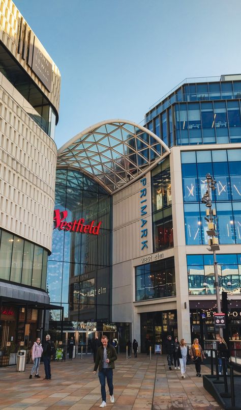 17 Best Shopping Centers in London: Clothes, Luxury & More London Mall Shopping, London Shopping Aesthetic, Whatpad Stories, London Shopping Street, Shopping Mall Aesthetic, Manchester Shopping, Mall Architecture, London Clothes, Luxury Mall