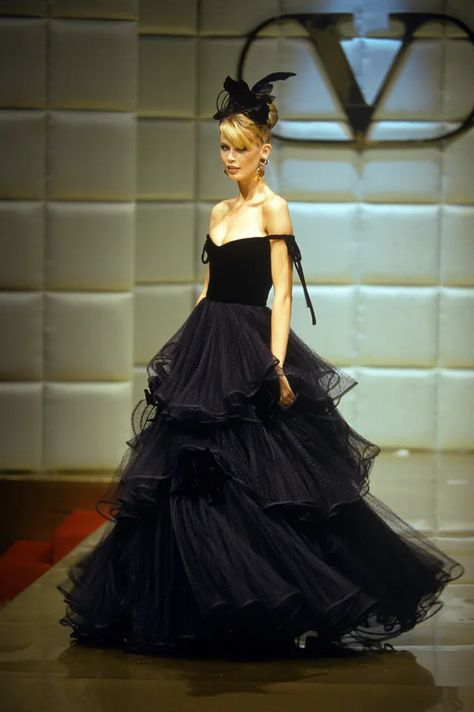 Valentino Runway, Valentino Gowns, Runway Gowns, Haute Couture Gowns, 90s Runway Fashion, Valentino Haute Couture, Runway Fashion Couture, Vintage Runway, Valentino Couture