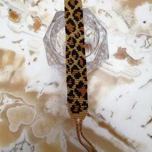 Cheetah Print Friendship Bracelet Pattern, Bracelet Inspi, Cat Friendship Bracelet, Beading Patterns Free Tutorials, Alpha Bracelet Pattern, Alpha Bracelets, Alpha Bracelet, Bracelets Summer, Diy Friendship Bracelet