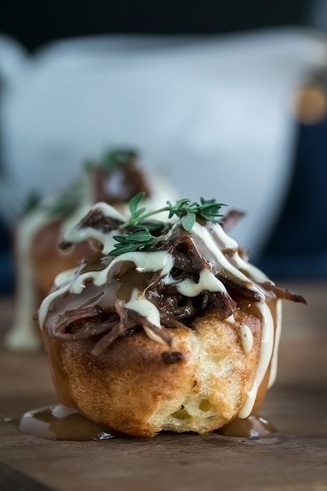 Mini yorkshire pudding stuffed with short ribs and drizzled in truffle aioli Stuffed Yorkshire Pudding, Yorkshire Pudding Canapes, Mini Yorkshire Pudding, Truffle Aioli, Yorkshire Pudding Recipes, Healthy Granola Bars, Rib Meat, Garlic Aioli, Short Rib