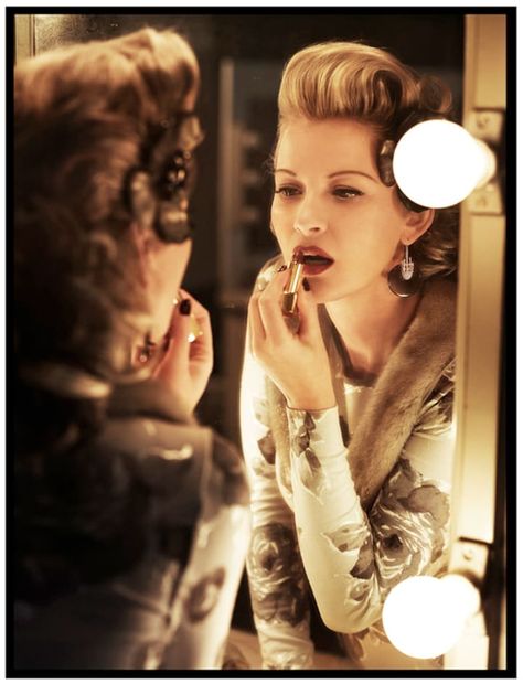 Italian Vogue, Mark Seliger, Applying Lipstick, Lipstick For Fair Skin, Makeup Tip, Lipstick Designs, Celebrity Photographers, Lipstick Art, Natural Lipstick