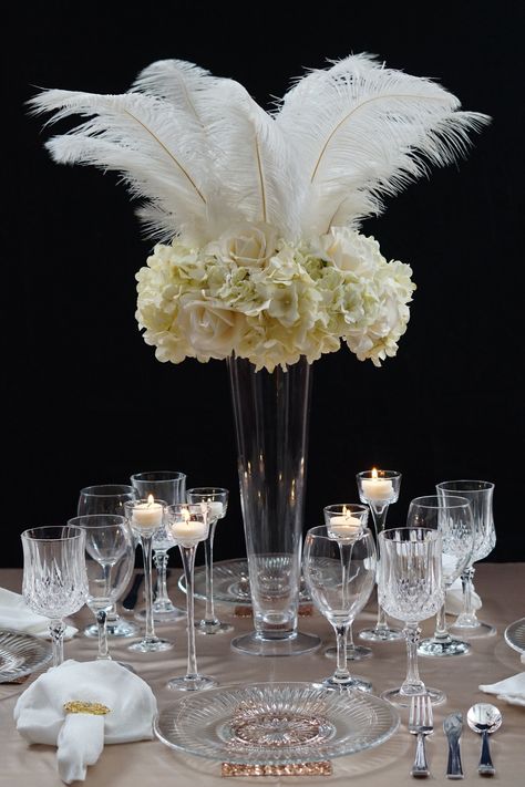 Centerpieces With Feathers, Roaring 20s Centerpieces, 1920s Prom, Festa All Black, Roaring 20s Party Decorations, Feather Centerpiece Wedding, Gatsby Birthday Party, Twenties Party, Roaring 20s Wedding