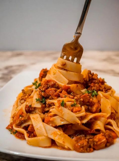 The Best Slow Cooker Bolognese Sauce Recipe with Tagliatelle Pasta Bolognese Slow Cooker, Pasta Bolognese Recipe, Tagliatelle Bolognese, Slow Cooker Bolognese Sauce, Slow Cooker Bolognese, Bolognese Pasta, Slow Cooker Pasta Recipes, Bolognese Sauce Recipe, Italian Lunch