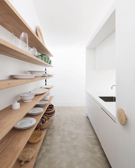 Rachel Hudson on Instagram: “Scullery 🍶 #rachelhudsonarchitect 📷 by @simonwhitbreadphoto” White Beach House, Beach Home Interiors, Kitchen Butlers Pantry, Timber Shelves, Butlers Pantry, Beach House Interior, Butler's Pantry, Pantry Design, Beach House Decor