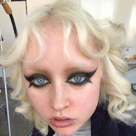 No Eyebrows Aesthetic, Internet Romance, No Eyebrows, Catwalk Makeup, Bleached Eyebrows, Alt Makeup, Alternative Makeup, Vogue Beauty, Edgy Makeup