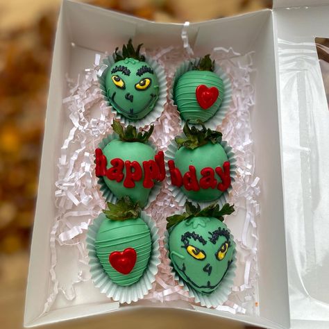 #thegrinch hashtag on Instagram • Photos and videos Grinch Strawberries Chocolate, Christmas Theme Strawberries, Chocolate Dipped Strawberries Christmas, Christmas Covered Strawberries, Christmas Chocolate Covered Strawberries, Grinch Chocolate, Christmas Strawberries, Christmas Strawberry, Chocolate Covered Desserts