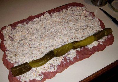 Place dill pickles on edge of cream cheese filling. Deer Bacon, Pickle Roll Ups, Pickle Wraps, Beef Roll Ups, Favorite Party Appetizers, Beef Olives, Cream Cheese Roll Up, Dried Beef, Plane Food