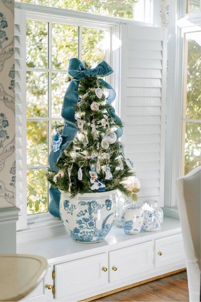 Christmas Tree In Ginger Jar, Christmas Tree Chinoiserie, Christmas Bedroom Blue And White, Chinoiserie Christmas Mantle, Blue White Chinoiserie Christmas Tree, Southern Living Christmas Tree, Christmas Tree In Blue And White Pot, Ginger Jar Christmas Tree, Blue And White Holiday Decor