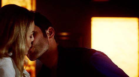 Lauren German Lucifer, Lucifer Gif, Romantic Kiss Gif, Queen Of Dragons, Chloe Decker, Betty And Jughead, Lauren German, Romantic Kiss, Lucifer Morningstar